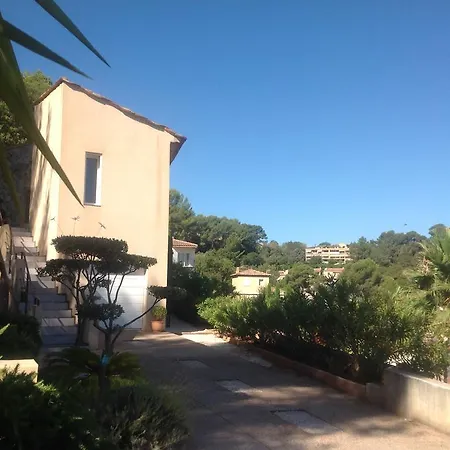 La Colline Des Fees Habitación en casa particular *